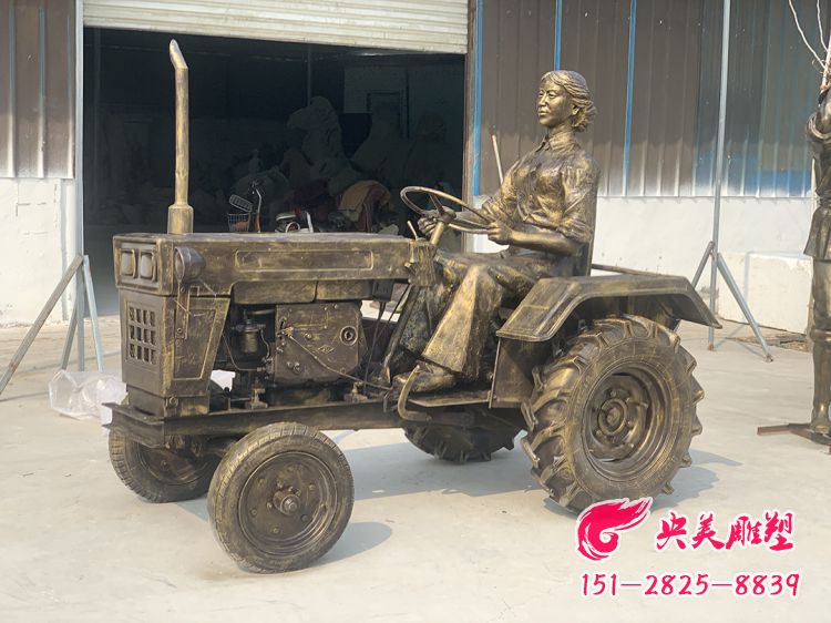 開拖拉機女雕塑-玻璃鋼仿銅農(nóng)耕勞動民俗人物雕塑圖片