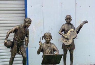 小孩仿銅像-玻璃鋼打籃球、畫畫、彈吉他少年人物雕塑