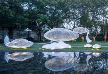 不銹鋼鏤空云朵-戶外發(fā)光雕塑景觀庭院商場(chǎng)美陳模型