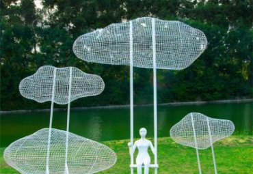 蕩秋千雕塑-不銹鋼鏤空云朵抽象人物蕩秋千創(chuàng)意戶外模型