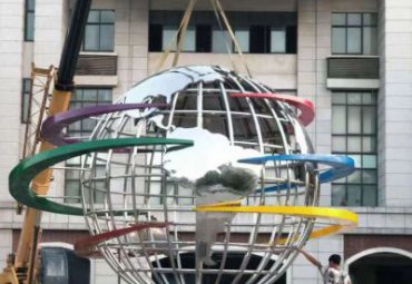 廣場擺放不銹鋼鏤空地球儀雕塑