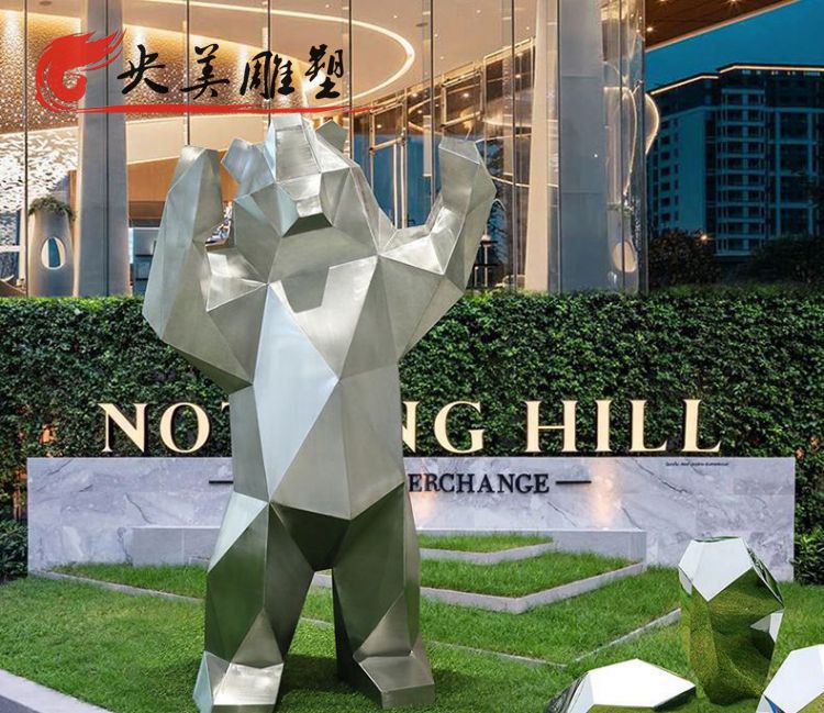 公園不銹鋼創(chuàng)意切面幾何熊雕塑圖片