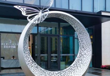 商場戶外鏤空不銹鋼圓環(huán)蝴蝶雕塑