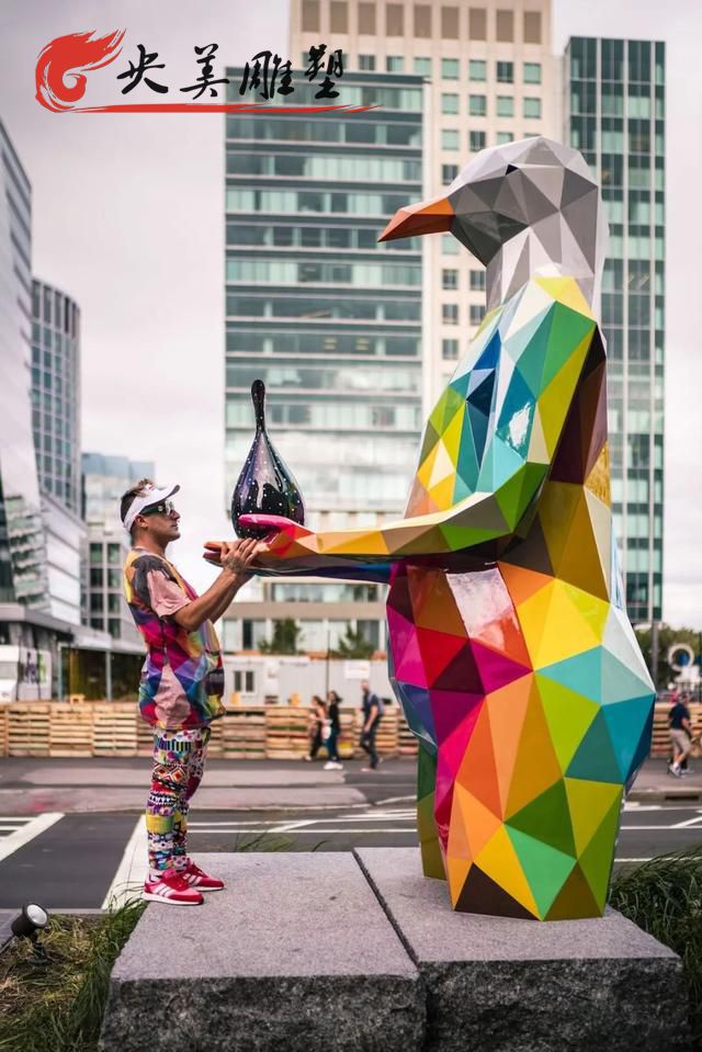 廣場玻璃鋼抽象幾何彩繪企鵝雕塑圖片