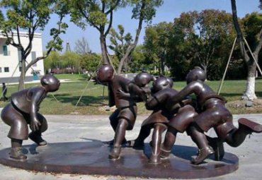 玻璃鋼仿銅童趣老鷹抓小雞雕塑