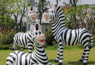 園林?jǐn)[放卡通玻璃鋼斑馬雕塑