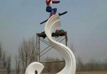 廣場玻璃鋼滑雪運(yùn)動員雕塑