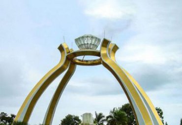 園林不銹鋼鉆戒拱門(mén)雕塑