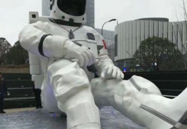 廣場(chǎng)玻璃鋼大型宇航員雕塑