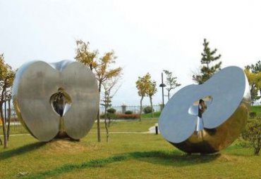 園林?jǐn)[放不銹鋼鏡面蘋果雕塑