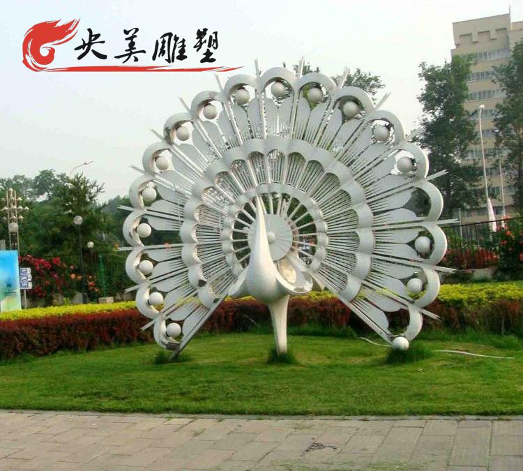 廣場草坪擺放不銹鋼孔雀雕塑圖片