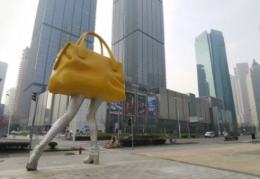 廣場玻璃鋼抽象購物袋雕塑