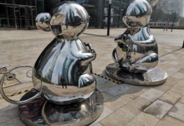 廣場擺放不銹鋼鏡面老鼠雕塑