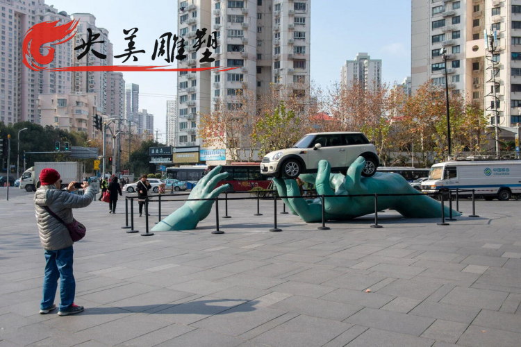 商場廣場裝飾大型玻璃鋼汽車模型雕塑圖片