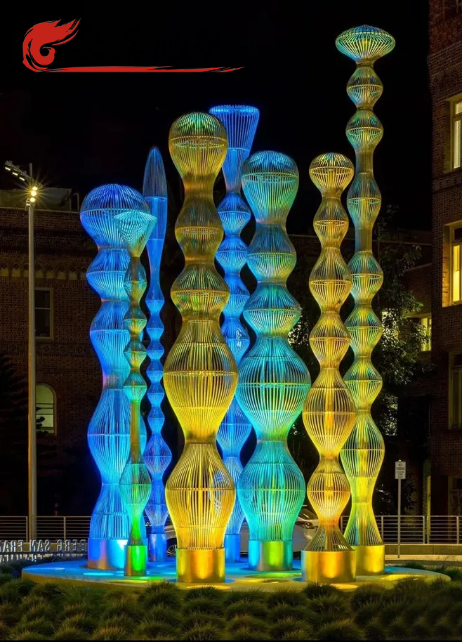 商業(yè)街?jǐn)[放不銹鋼鏤空柱子亮化雕塑圖片