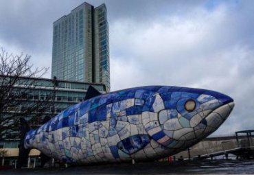 城市廣場(chǎng)擺放玻璃鋼彩繪鯉魚(yú)雕塑