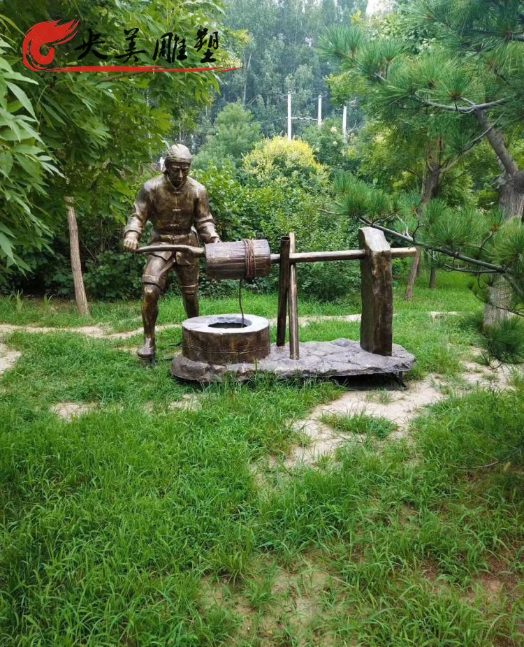 公園草坪擺放玻璃鋼仿銅打水人物雕塑圖片