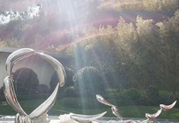 園林擺放不銹鋼魚群水景觀雕塑