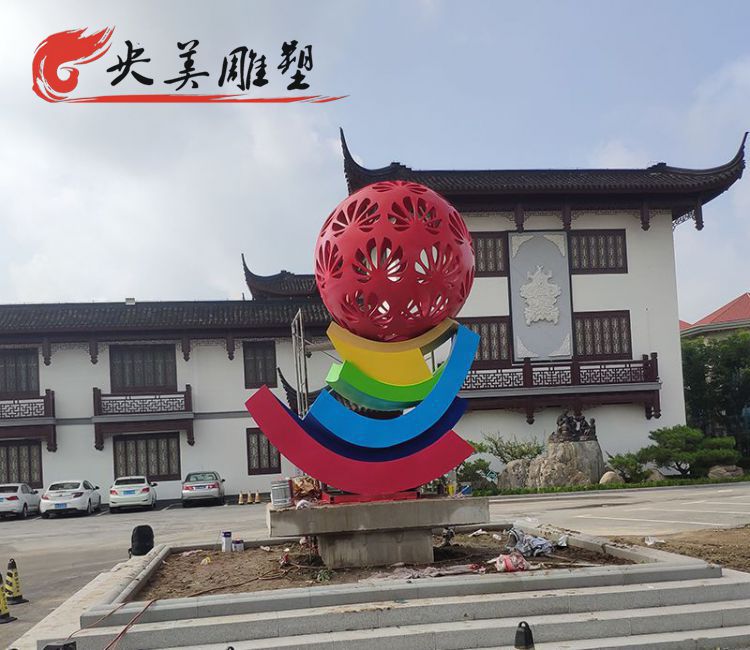 景區(qū)廣場(chǎng)擺放不銹鋼彩繪鏤空球雕塑圖片