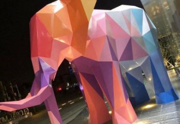 戶外廣場擺放玻璃鋼切面彩繪大象雕塑