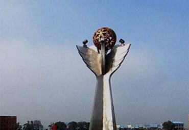 廣場(chǎng)擺放不銹鋼魚尾鏤空球雕塑