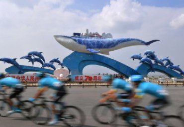 廣場(chǎng)擺放大型玻璃鋼海豚拱門雕塑