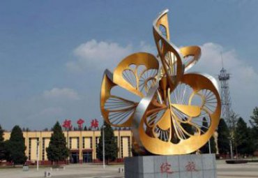 車站廣場(chǎng)擺放綻放不銹鋼鏤空花朵雕塑