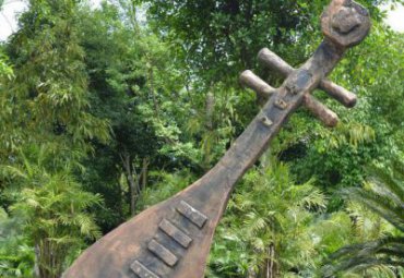 公園玻璃鋼仿銅琵琶景觀雕塑