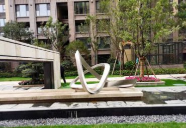 園林?jǐn)[放不銹鋼藝術(shù)造型景觀雕塑