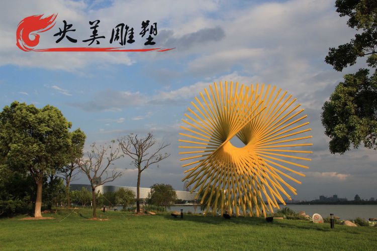 園林綠地?cái)[放不銹鋼鏤空藝術(shù)雕塑圖片