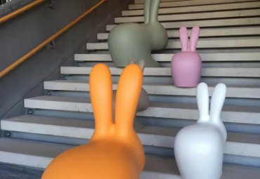 商場戶外擺放玻璃鋼抽象兔子雕塑