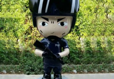 廣場擺放玻璃鋼宣傳卡通警察人物雕塑