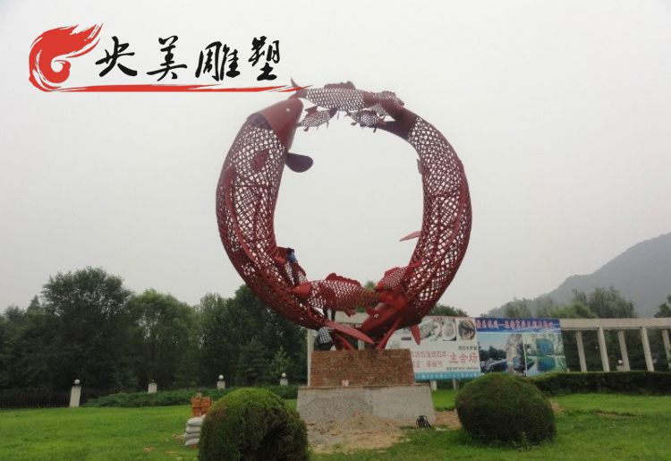 公園擺放不銹鋼鏤空鯉魚雕塑圖片