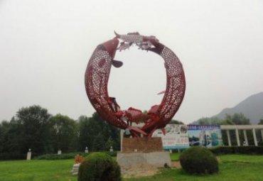 公園擺放不銹鋼鏤空鯉魚雕塑