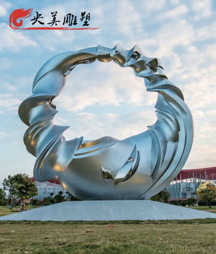 公園擺放不銹鋼異形圓環(huán)雕塑圖片