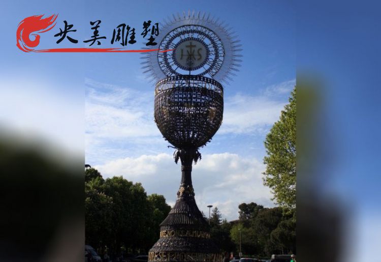 廣場擺放不銹鋼鏤空獎杯雕塑圖片