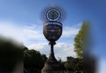 廣場擺放不銹鋼鏤空獎(jiǎng)杯雕塑