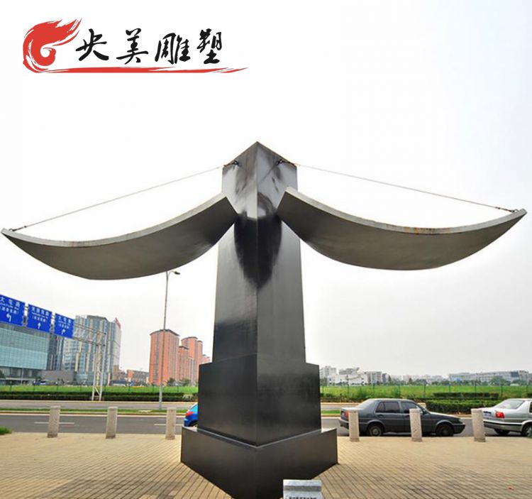 廣場(chǎng)擺放不銹鋼門亭雕塑圖片