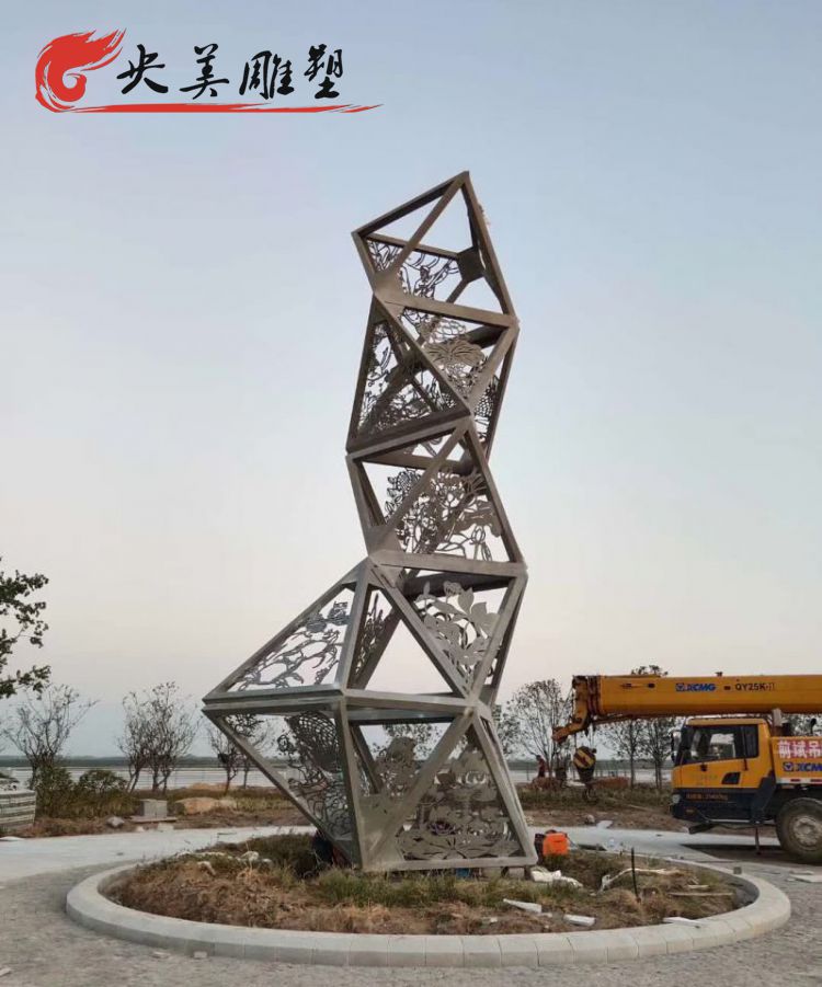 廣場擺放不銹鋼鏤空幾何造型雕塑圖片