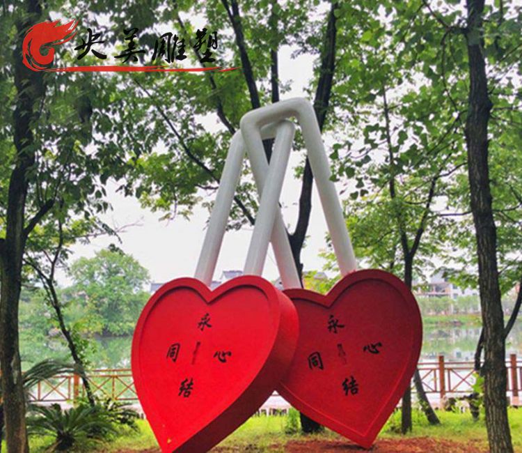 景點擺放不銹鋼彩繪同心鎖雕塑圖片