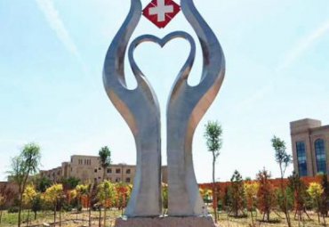 醫(yī)院擺放不銹鋼手型愛(ài)心標(biāo)識(shí)雕塑