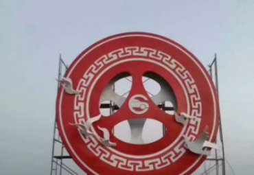 廣場擺放不銹鋼鐵路標志雕塑