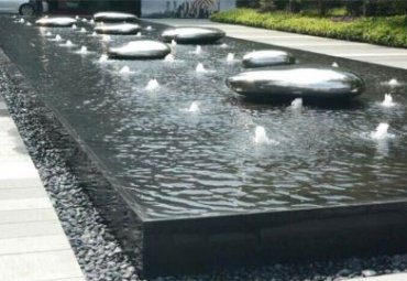 小區(qū)水池擺放不銹鋼鏡面鵝卵石雕塑