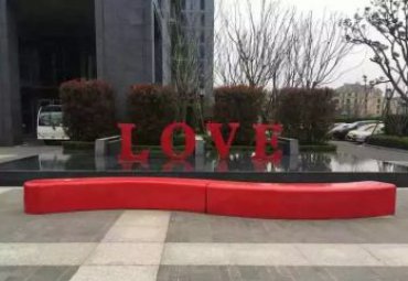 商業(yè)廣場擺放不銹鋼love字母雕塑