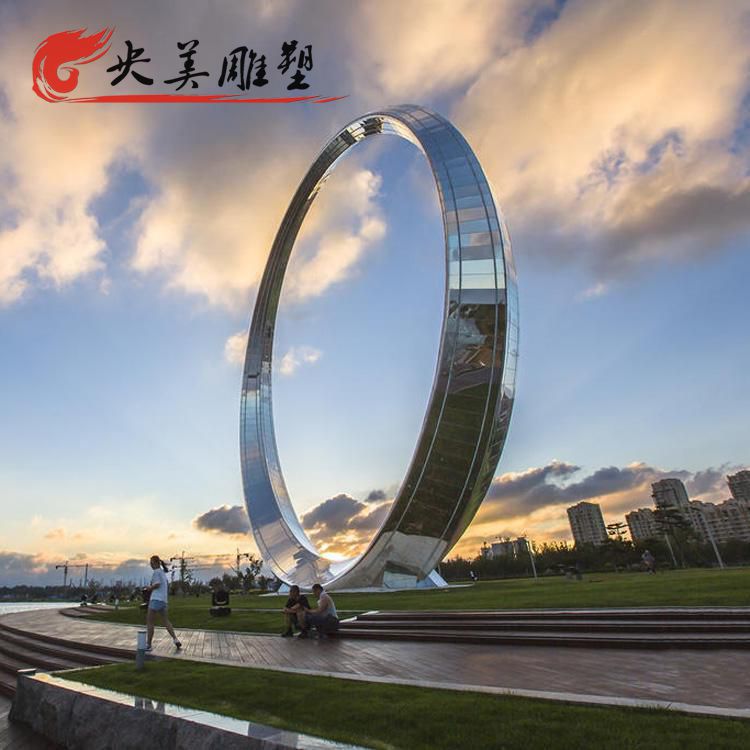 景點(diǎn)廣場(chǎng)擺放大型不銹鋼鏡面圓環(huán)雕塑圖片
