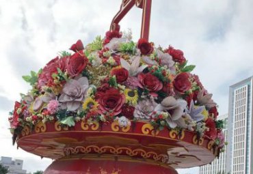廣場擺放玻璃鋼彩繪大花籃景觀雕塑