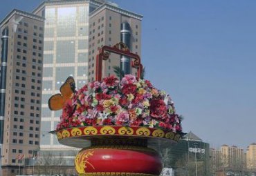 城市廣場擺放玻璃鋼彩繪蝴蝶大花籃雕塑