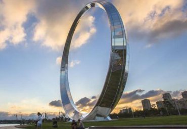 景點(diǎn)廣場擺放大型不銹鋼鏡面圓環(huán)雕塑