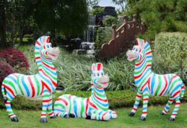 卡通動物景觀戶外園林擺件彩繪斑馬雕塑