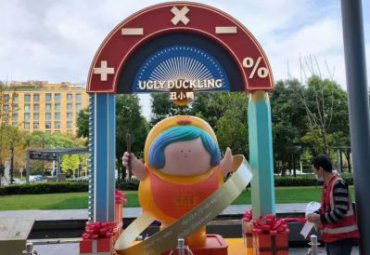 戶(hù)外廣場(chǎng)玻璃鋼卡通丑小鴨小品雕塑